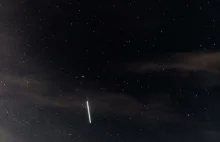 Sznur (prawdopodobnie) satelitów Starlink widoczny gołym okiem nad Polską