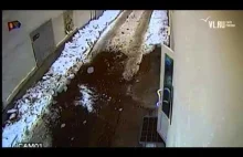 Kilka ton śniegu spada z dachu budynku we Władywostoku