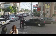 Piesi chodzą po samochodzie blokującego przejście dla pieszych