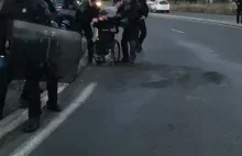 Francuska Żandarmeria kontra niepełnosprawny na wózku