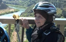 102-letnia kobieta, która zaliczyła skok z mostu ze spadochronem w Idaho.