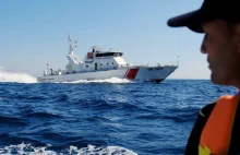 Uchodźcy jachtami przypływają na Sycylię.