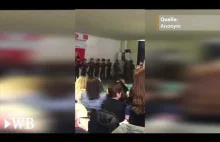 Tureckie dzieci przebrane za żołnierzy grają męczenników w niemieckim meczecie