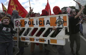 Brazylia: Protesty przeciwko prezydentowi. Zamieszki w Brasilii, podpalono...