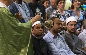 Francuscy muzułmanie w geście solidarności poszli na msze