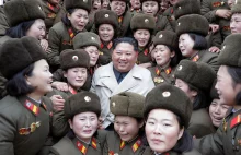 Kim Dzong Un otoczony wianuszkiem żołnierek. Wódz przeprowadził inspekcję