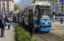 Pieszy wpadł pod tramwaj. Nie słyszał dzwonka, bo miał słuchawki