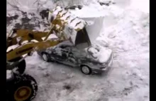 Rosjanie w Syberii wykopują samochód z śniegu