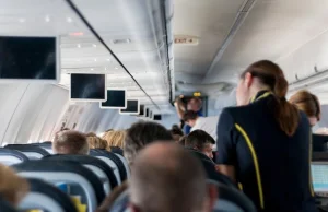 Próbował otworzyć drzwi podczas lotu. Stewardesa rozbiła mu na głowie wino.