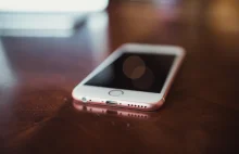 Apple przyznaje: spowalniamy starsze iPhone’y. Dla waszego dobra