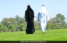 Saudyjczyk rozwiódł się z żoną ponieważ szła przed nim