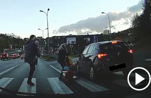 Samochód jadący na "zielonej strzałce" rozjeżdża pieszą na pasach