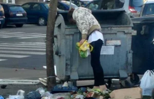 Nie ma sposobu na uciążliwą bezdomną. "Cuchnie i chodzą po niej robaki"