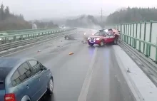 Rozpędzony samochód staranował wóz czeskich strażaków! Film z wideorejestratora.