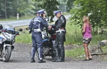 Kobieta w bieliźnie biegała po drodze. Została okradziona przez klienta...