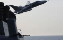 Su-24 przelatuje nad USS Donald Cook