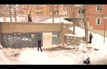 Młody snowboardzista wykonuję trick który zapowiada się dość nieciekawie.