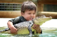 Niezwykłe dziecko, które wyciąga aligatory z wody.