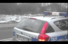 Tak pracuje policjant? Chamskie zatrzymanie podczas spaceru z dzieckiem