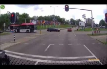 Dwie lekcje nauki jazdy na jednym skrzyżowaniu