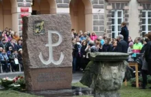 Odsłonięto pomnik upamiętniający głuchych żołnierzy powstania warszawskiego