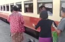 W Birmie do pociągu wchodzi się tak