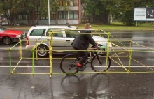 Łotewscy rowerzyści zademonstrowali jak rowery redukują korki w mieście.