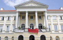 Studenci UW okupują balkon rektoratu.