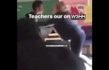 Nauczycielka atakuje ucznia po tym jak ten ją odepchną.