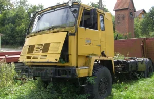 Dakarowy Jelcz 442 4x4 wrasta w ziemię gdzieś na południu Polski.