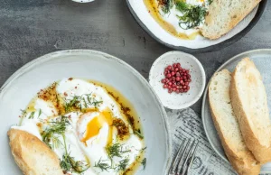Jajka po turecku - genialne śniadanie z jajkami i jogurtem