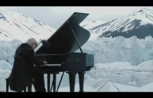 Włoski kompozytor i pianista Ludovico Einaudi grający na tle gór arktycznych