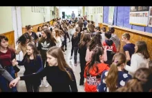 Uczniowie tańczyli belgijkę na szkolnym korytarzu