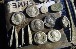 Rzymskie monety z IV w. znalezione przez archeologów w obozie legionistów