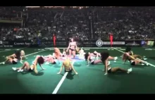 Jeden z zawodników Arizona Rattlers postanowił dołączyć cheerleaderek