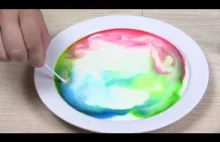Eksperyment mleczny z barwnikami spożywczymi