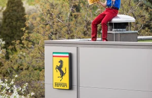 Pszczoły na dachu Ferrari w Katowicach