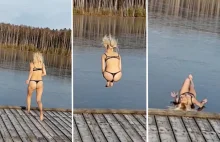 Sexy blondi próbuje wskoczyć do zamarzniętego jeziora