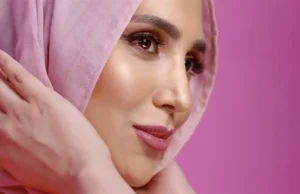 Modelka w hidżabie nie weźmie udziału w reklamie szamponu przez antysemityzm