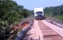 Ciężarówka próbuje przejechać przez stary most