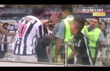 Kibic Atletico Mineiro wyrywa dziecku koszulkę którą rzucił mu piłkarz.