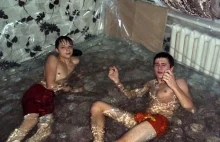 Rosyjscy nastolatkowie urządzili sobie basen w... salonie