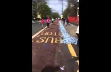 London Marathon 2016 Deptford. Ludzie kradną wodę przeznaczoną dla maratończyków
