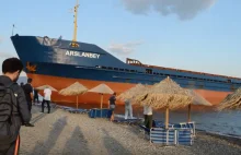 Ogromny statek wbił się w plażę. Kapitan był pijany