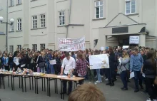 Licealiści z Piotrkowa protestowali przeciwko "ustawie sklepikowej"