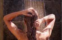 Prysznic z użyciem mydła, kąpiel, mycie włosów to katastrofa dla naszego ciała
