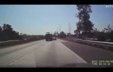 Ciężarówka uderza w Jaguar F Type i ucieka.