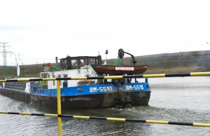 Pierwszy taki transport od lat. Barka z nawozami płynie do Szczecina