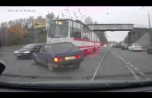 tramwaj masakruje auto