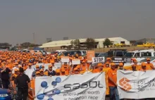 RPA: Biali pracownicy protestują przeciwko rasistowskiej polityce firmy Sasol.